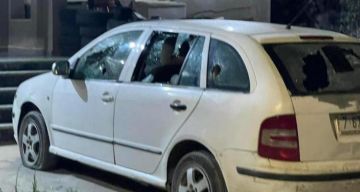 مستوطنون يهاجمون مركبات المواطنين شرق رام الله