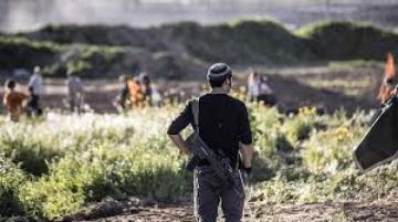 مستوطن مسلح يقتحم مدرسة في جنين ويلاحق الطلبة مستوطن مسلح يقتحم مدرسة في جنين ويلاحق الطلبة