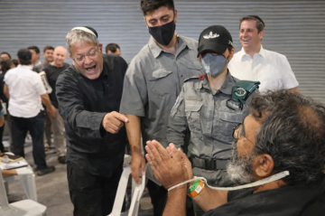 بالفيديو بن غفير يعتدي على ناشطي أسطول الصمود بالفيديو بن غفير يعتدي على ناشطي أسطول الصمود