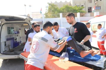 الهلال الأحمر والصحة العالمية يواصلان الإجلاء الطبي من غزة (صور) الهلال الأحمر والصحة العالمية يواصلان الإجلاء الطبي من غزة (صور)