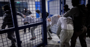 تفشي الجرب بين أسرى غزة في سجن النقب وسط إهمال طبي