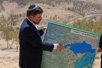 سموترتش يوجه المستوطنين مباشرة لاقتلاع أشجار الفلسطينيين