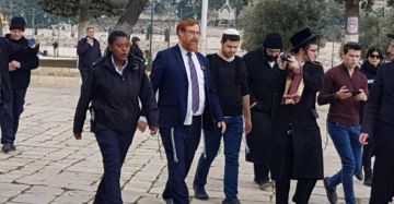 مستوطنون بقيادة المتطرف غليك يقتحمون الأقصى مستوطنون بقيادة المتطرف غليك يقتحمون الأقصى