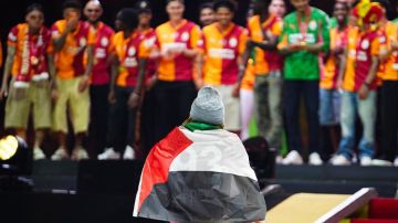 على خطى يامال.. الفرنسي ساشا بوي يرفع علم فلسطين على خطى يامال.. الفرنسي ساشا بوي يرفع علم فلسطين