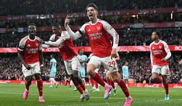 أرسنال يحتفي بلقب الدوري الإنجليزي بمسيرة احتفالية أرسنال يحتفي بلقب الدوري الإنجليزي بمسيرة احتفالية