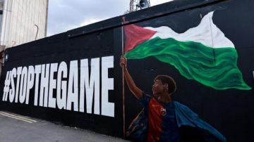 فنان إيرلندي يوثق يامال ملوحا بعلم فلسطين فنان إيرلندي يوثق يامال ملوحا بعلم فلسطين