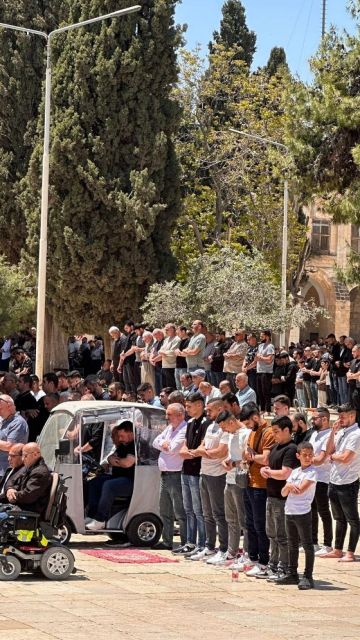 عشرات الآلاف يؤدون صلاة الجمعة في رحاب الأقصى عشرات الآلاف يؤدون صلاة الجمعة في رحاب الأقصى