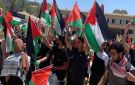 فريق برشلونة يحتفل بالعلم الفلسطيني في شوارع المدينة