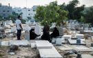 مستوطنون يجبرون مواطنين على استخراج جثمان قريبهم من قبره شمال الضفة
