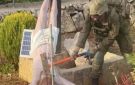 صورة جنود الاحتلال يعبثون بـ تمثال للعذراء جنوب لبنان - ps
