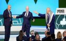 بالفيديو الرجوب يرفض مصافحة ممثل الاتحاد الإسرائيلي كونغرس الفيفا (شاهد) - ps
