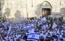 محدث اقتحامات واسعة للأقصى واعتداءات في القدس بالتزامن مع مسيرة الأعلام الإسرائيلية
