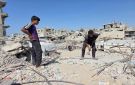 من تحت الركام.. عمال غزة يطاردون لقمة العيش بمطارق بدائية
