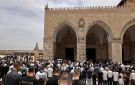 بالفيديو والصور عشرات الآلاف يؤدون صلاة الجمعة في المسجد الأقصى رغم مسيرات المستوطنين وتشديدات الاحتلال