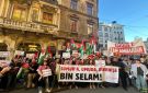وقفة احتجاجية بميدان تقسيم في اسطنبول ضد الهجوم الإسرائيلي على سفن أسطول الصمود (صور فيديو)