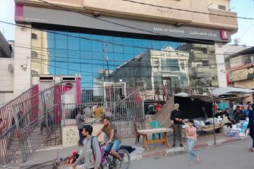 موقع بريطاني: بنك فلسطين يجمد ويغلق حسابات في غزة دون تفسيرات موقع بريطاني: بنك فلسطين يجمد ويغلق حسابات في غزة دون تفسيرات