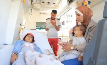 بالصور: إجلاء 27 مريضا و43 مرافقا من غزة عبر معبر رفح