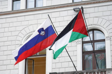 بالفيديو رئيسة سلوفينيا ترفع العلم الفلسطيني على القصر الرئاسي