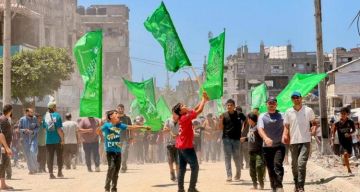 بالفيديو والصور جماهير شعبنا تشيع جثمان الشهيد وليد هنية بعد ارتقائه في استهداف بغزة