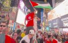 بالفيديو جماهير المغرب تهتف لفلسطين في قلب نيويورك