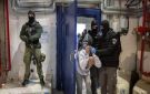 مركز فلسطين: 80 من المعتقلين إداريا أسرى محررون