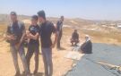 بالصور أهالي خلة الحمص بالخليل يؤدون صلاة الجمعة على الأراضي المهددة بالاستيطان