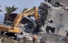 الاحتلال يهدم منزلا في مصمص ويعتدي على الأهالي
