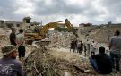 نازحون لبنانيون يعودون إلى الجنوب ونتنياهو يصر على عدم انسحاب القوات