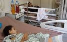 الطفلة وئام الأسطل ووالدها .. أحياء خرجوا من تحت الأنقاض