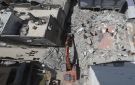غزة.. الدفاع المدني يواصل البحث عن الرفات تحت الأنقاض (فيديو)