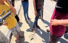 إصابتان بقصف إسرائيلي استهدف محيط مركبة مدنية وسط قطاع غزة