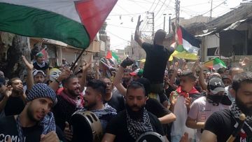 شاهد لليوم الخامس.. آلاف الفلسطينيين يتظاهرون في لبنان ضد قرار وزارة العمل شاهد لليوم الخامس.. آلاف الفلسطينيين يتظاهرون في لبنان ضد قرار وزارة العمل