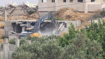 الاحتلال يهدم منزلين قيد الإنشاء غرب رام الله الاحتلال يهدم منزلين قيد الإنشاء غرب رام الله