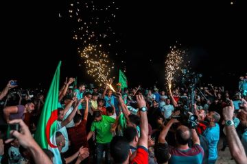 بالصور والفيديو: أجواء احتفالية فلسطينية بفوز الجزائر