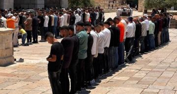 بالفيديو والصور عشرات الآلاف يؤدون صلاة الجمعة في المسجد الأقصى رغم عراقيل الاحتلال بالفيديو والصور عشرات الآلاف يؤدون صلاة الجمعة في المسجد الأقصى رغم عراقيل الاحتلال