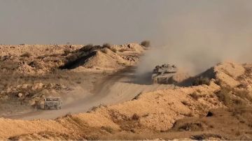 جيش الاحتلال يبني جدارا ترابيا ضخما يعزز تقسيم قطاع غزة 