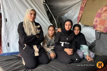 أثقل من العمر.. طفلة تعيل أسرتها أثقل من العمر.. طفلة تعيل أسرتها