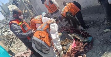 الدفاع المدني ينتشل رفات 8 شهداء في حي الصبرة بغزة الدفاع المدني ينتشل رفات 8 شهداء في حي الصبرة بغزة
