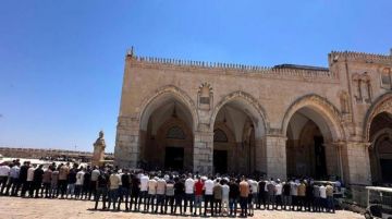 عشرات آلاف المواطنين يؤدون الجمعة في رحاب الأقصى عشرات آلاف المواطنين يؤدون الجمعة في رحاب الأقصى