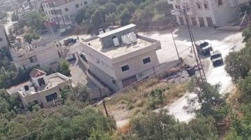 الاحتلال يقتحم منزلا بالمغير ويصيب أفراده بالغاز والضرب الاحتلال يقتحم منزلا بالمغير ويصيب أفراده بالغاز والضرب