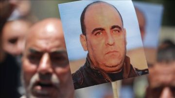 عائلة نزار بنات: خروج 13 متهما بالضلوع في اغتيال نزار دون إذن من المحكمة