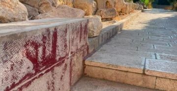 مستوطنون يرسمون شعار المخلص على حجارة المسجد الأقصى