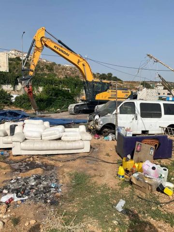 آليات الاحتلال تهدم منشأة تجارية في بلدة الخضر