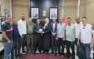غنام تكرم سائقا لإعادته عقدا ذهبيا ثمينا لأصحابه تقديرا لأمانته