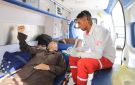 بالصور: الهلال الأحمر يشارك في إجلاء مرضى ومرافقين للعلاج خارج غزة عبر معبر رفح
