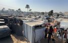 العطش تحت النار.. رصاص الاحتلال يحاصر نازحي الإقليمي 