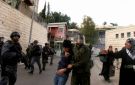 محدث.. الاحتلال يعتقل 32 شابا بالقدس والضفة الغربية