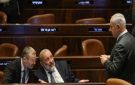 هآرتس: حل الكنيست يمهد لانتخابات مبكرة والمعارضة تتوحد لإقصاء نتنياهو