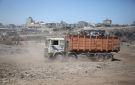 بالصور ترحيل النفايات من سوق فراس.. اقتراب انتهاء أزمة أرهقت سكان غزة