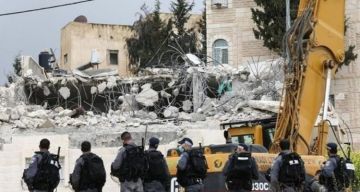 بالفيديو  الاحتلال يهدم منزلا من طابقين في قرية قلنديا شمال القدس